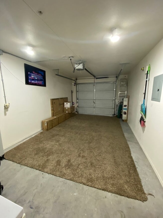 Building Photo - 3045 Palisades Dr