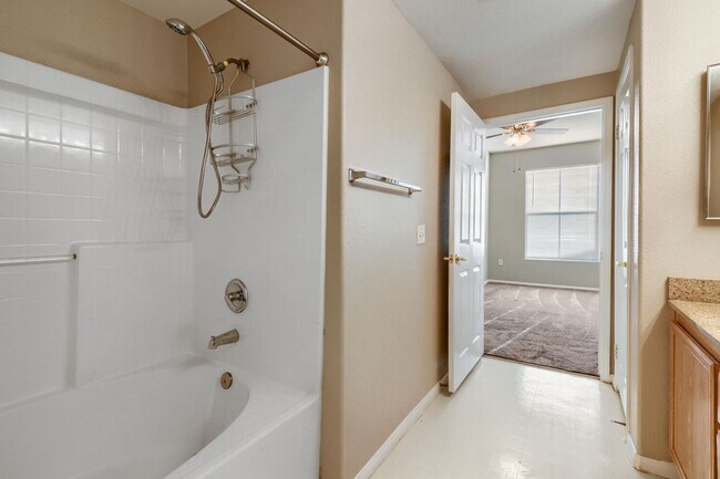 Building Photo - Stylish 2 Bedroom Condo With Community Amenities!