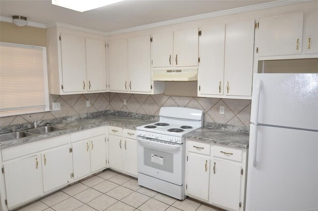 Building Photo - 2737 S Wallace Dr