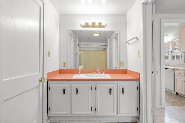 Building Photo - Cozy 2 Bedroom Downtown Home Available!