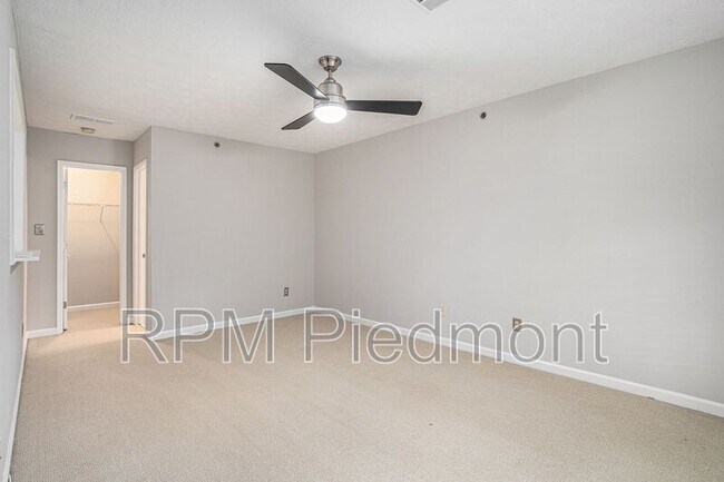 Building Photo - 3901 Riverlook Pkwy SE