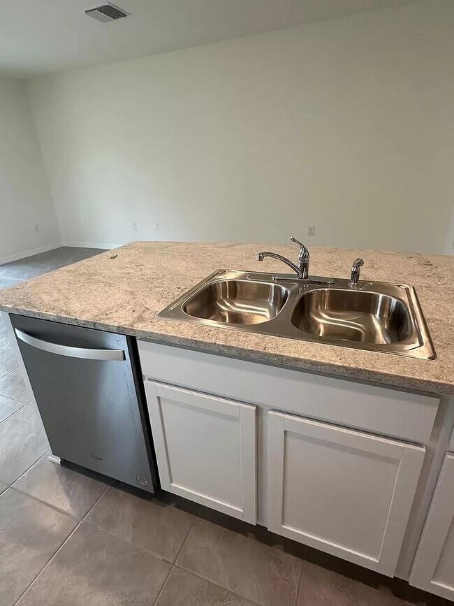 Building Photo - 3 Bedroom 2.5 Bath Townhouse