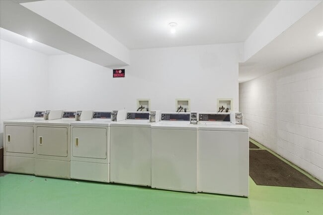 Building Photo - 4518 N Sheridan Rd