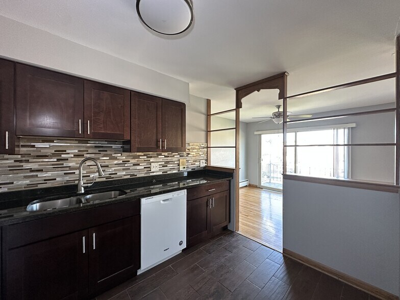 Building Photo - 1026 S River Rd