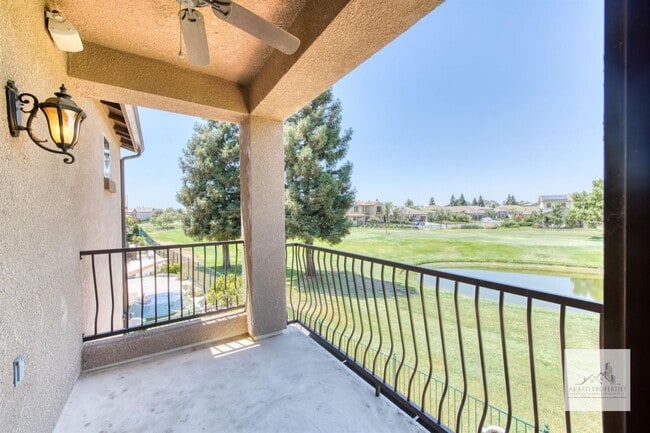 Building Photo - Beautiful 4 bedroom home on the Golf Course!