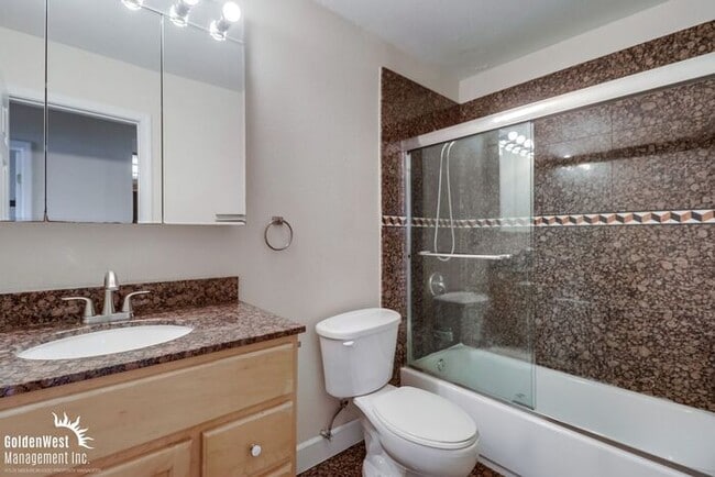 Building Photo - Stylish Upper-Level 2Bdm 1Ba Condo in Gate...