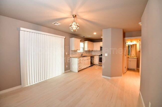 Building Photo - 512 S Haynie St