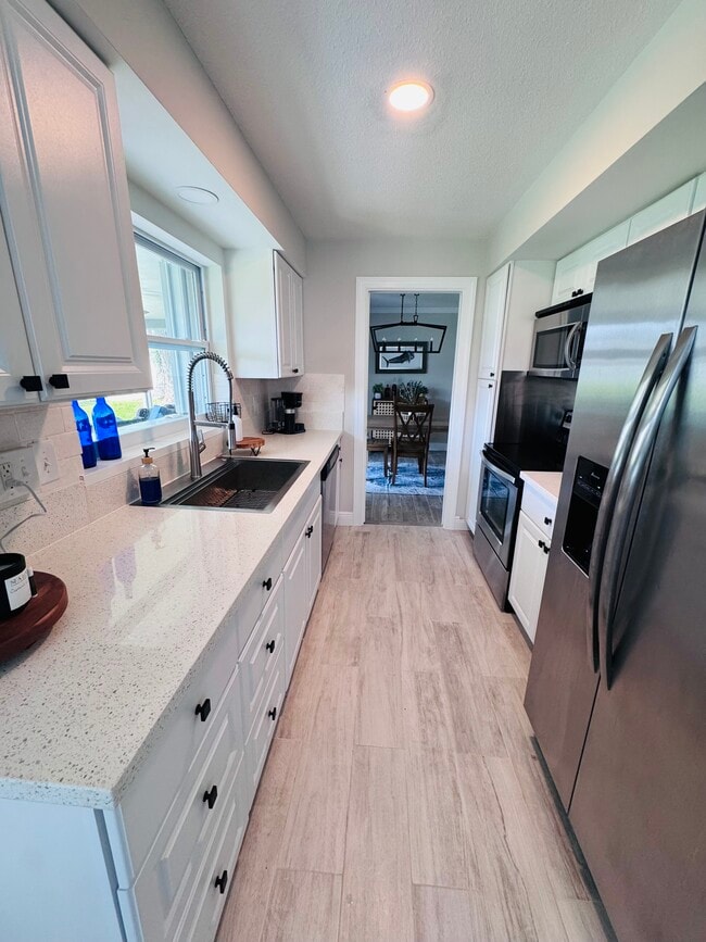 Building Photo - 13926 Sunset Dr