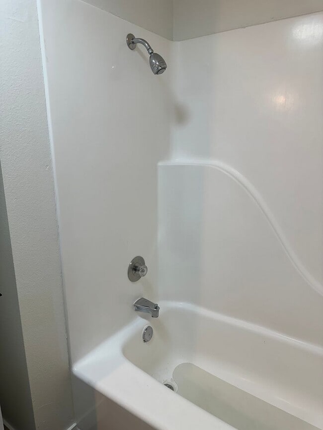 Building Photo - Beautifully updated 2 bedroom 1 bathroom d...