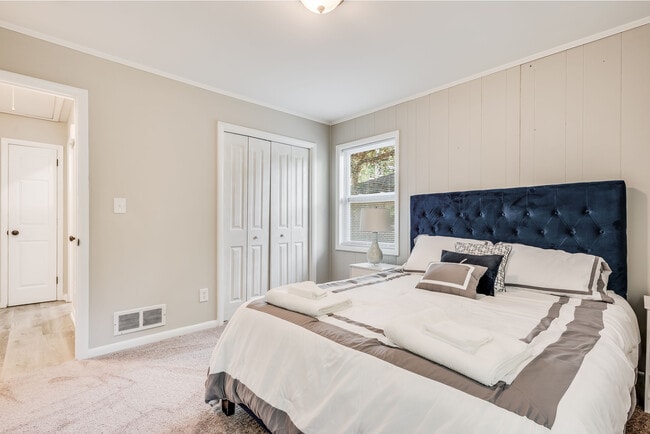 Building Photo - 2265 Columbia Dr