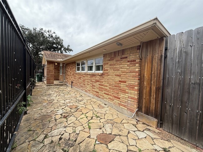 Building Photo - 822 Hidden Valley Dr