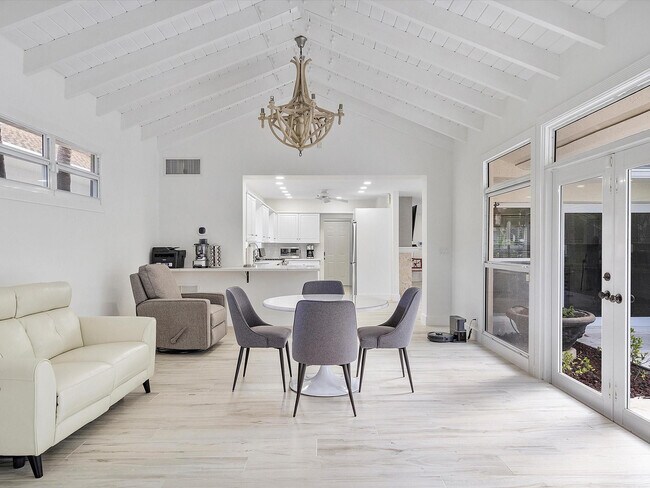 Building Photo - 411 Poinciana Dr