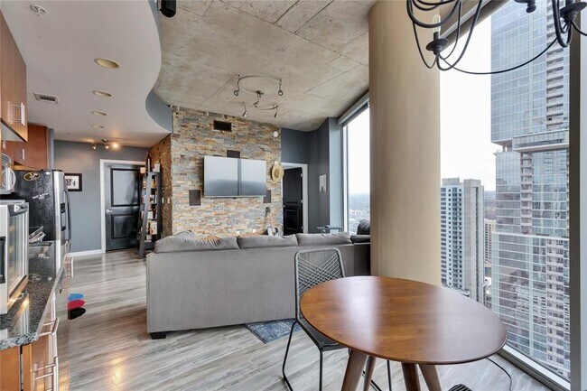 Building Photo - 360 Nueces St