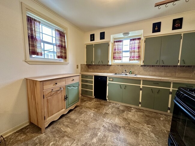 Building Photo - 914 W 21st St