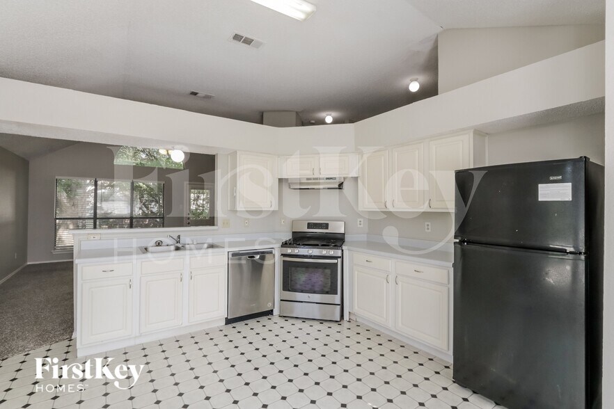 Building Photo - 701 Long Hill Ct