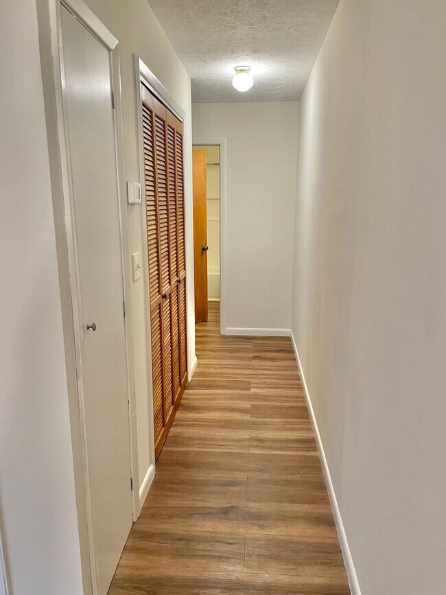 Building Photo - Freshly Renovated 1 bedroom convenient to 40, lovely wooded setting