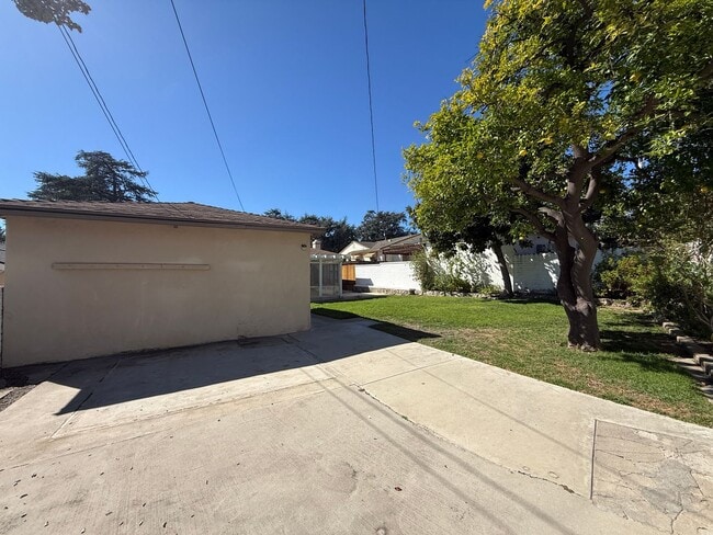 Building Photo - Amazing 3 Bedroom Montrose Home!