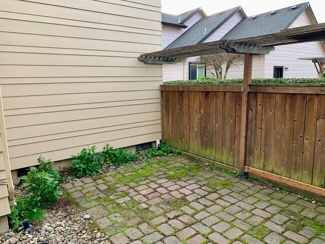 Building Photo - Beautiful 3 bed 2.5 bath Home with 2 car garage