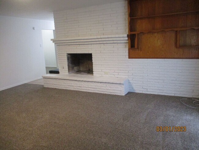 Building Photo - 212 Hallbrook Dr