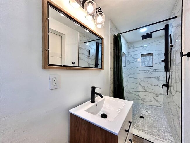 Building Photo - 2309 Devonshire Dr