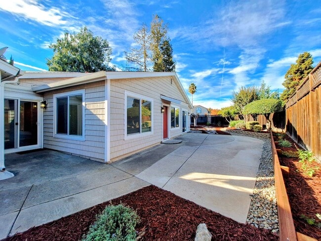 Building Photo - Beautiful 2bd Single Story House With Gate...