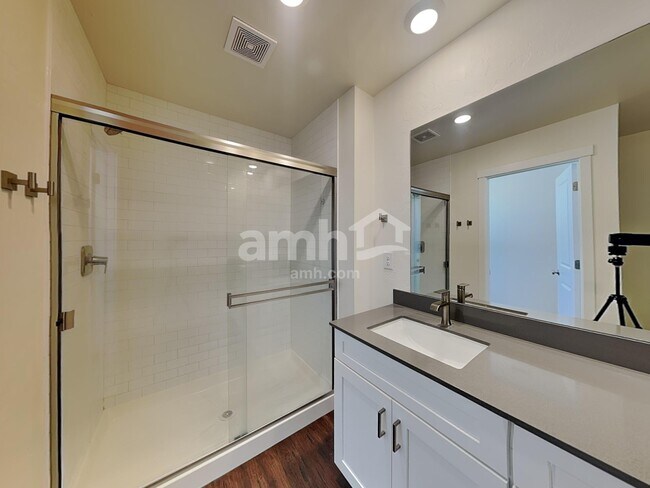 Building Photo - 706 S Retort Ave