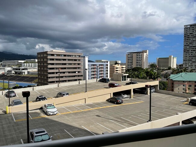 Building Photo - 1 bedroom with 2 parking stalls