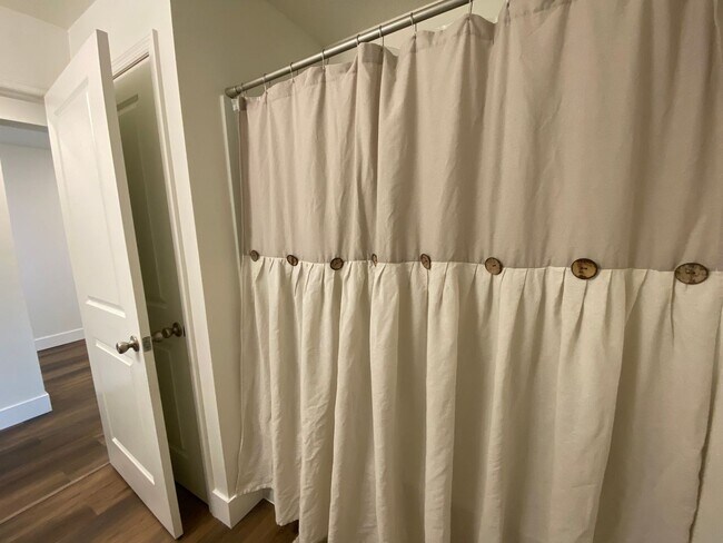 Building Photo - *1000 OFF 1ST MONTH FREE* Spacious 4 Bed, ...
