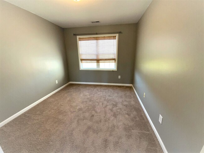 Building Photo - Welcome to Creeker Town South!