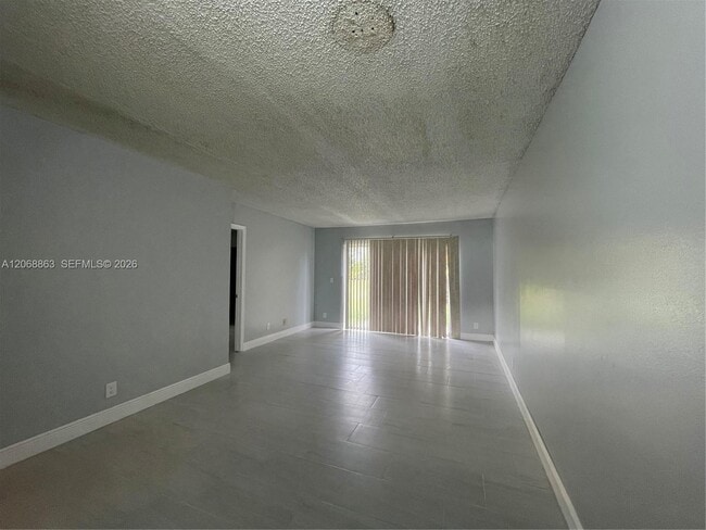 Building Photo - 10169 Twin Lakes Dr