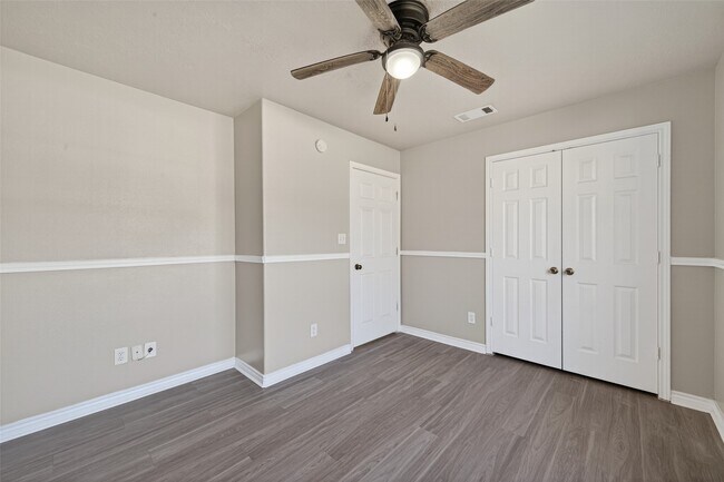 Building Photo - 210 N Shirley Ln