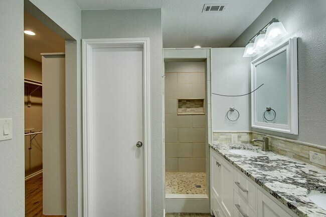 Building Photo - 2800 Shoreline Dr