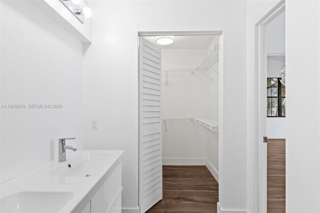 Building Photo - 15569 Miami Lakeway N