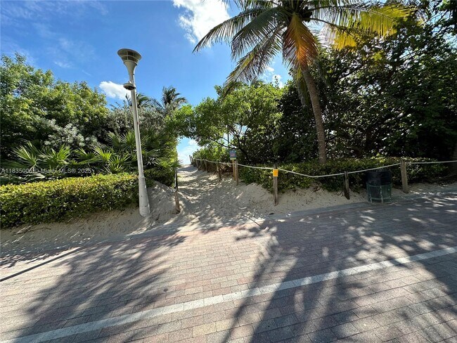 Building Photo - 1621 Collins Ave