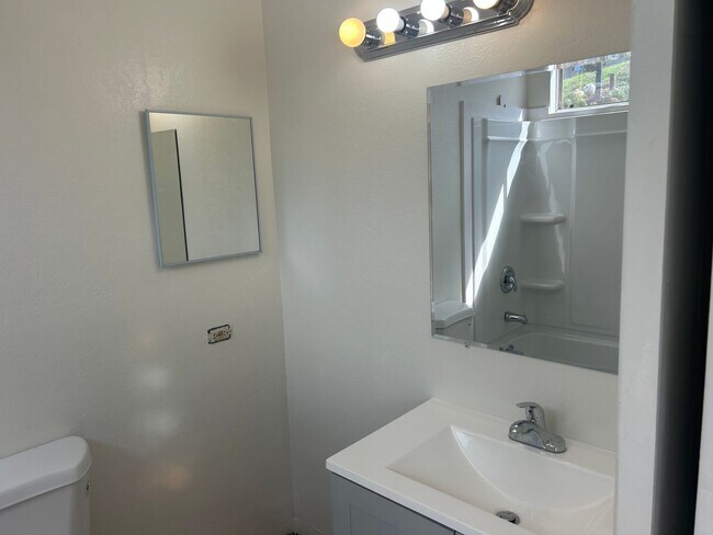Building Photo - 3 Bedroom 2 Full Bath Townhouse in Upper M...