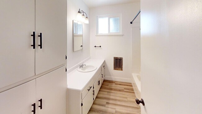 Building Photo - Charming Redlands Home