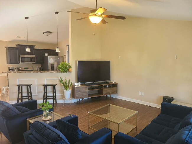 Building Photo - 3 Bedroom, 2 bath home in the Bridgeport C...