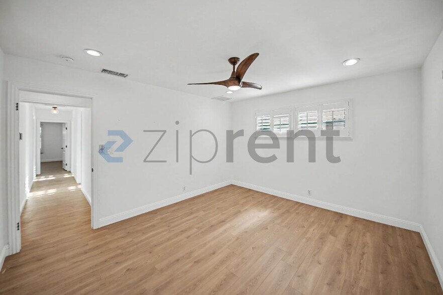Building Photo - Unit