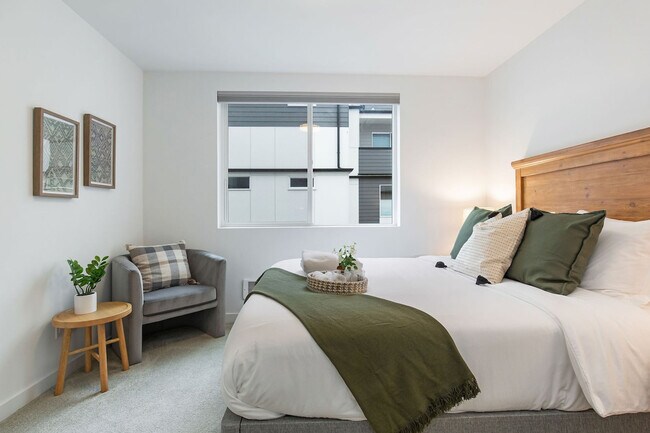 Building Photo - 628 10th Ave E