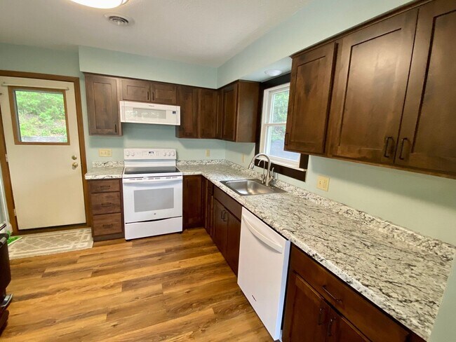 Building Photo - Nice 3 Bedroom house on the river front in Hudson