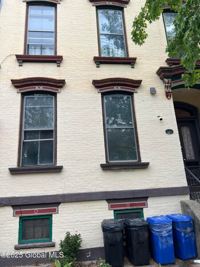 Building Photo - 137 4th Ave
