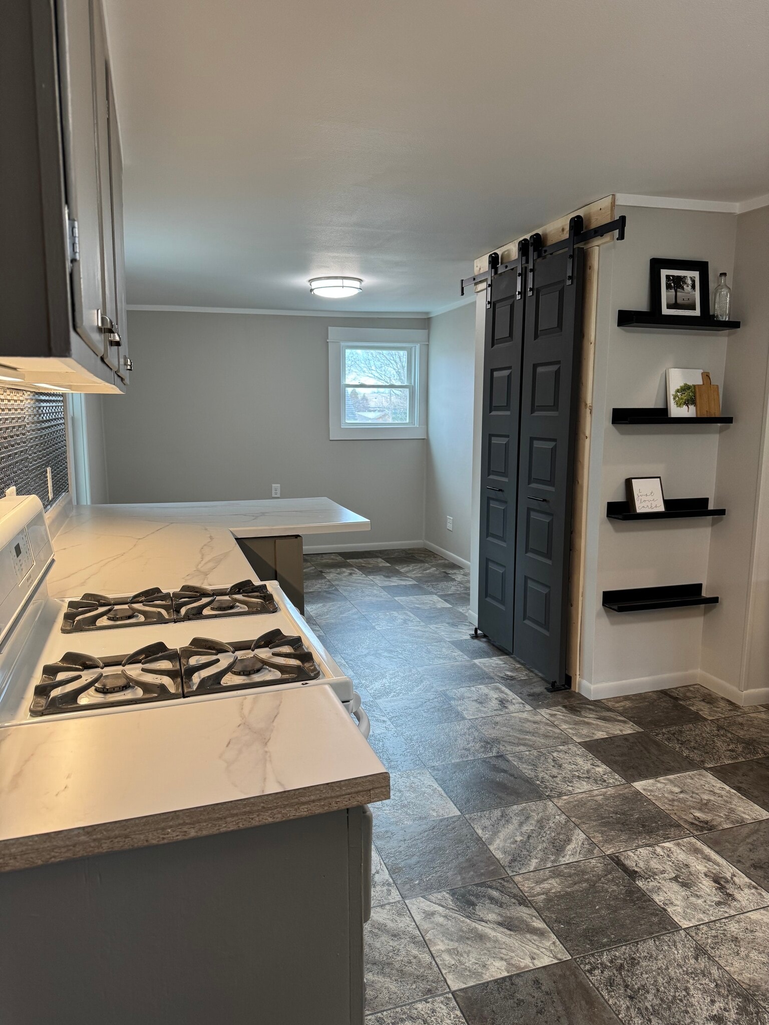 Building Photo - 923 7th St S