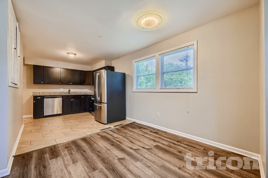 Building Photo - 2012 Royal Garden Dr