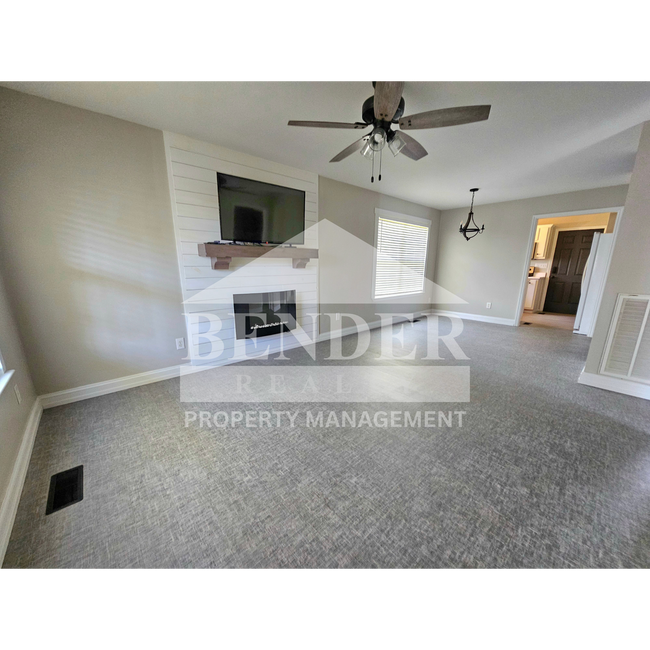 Building Photo - ADORABLE COTTAGE-STYLE HOME