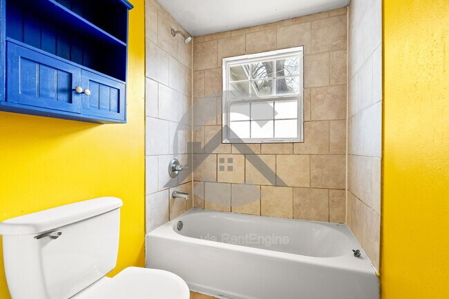 Building Photo - 2013 Independence St