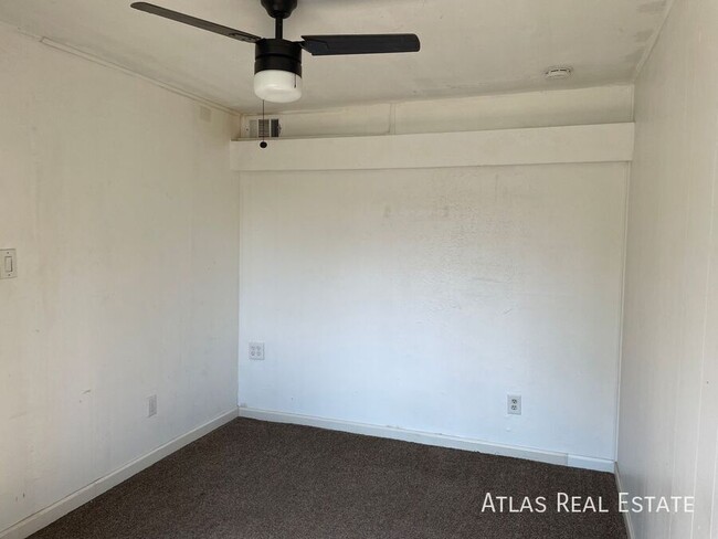 Building Photo - 3 Bedroom, 1 Office and 1 Bath in South De...