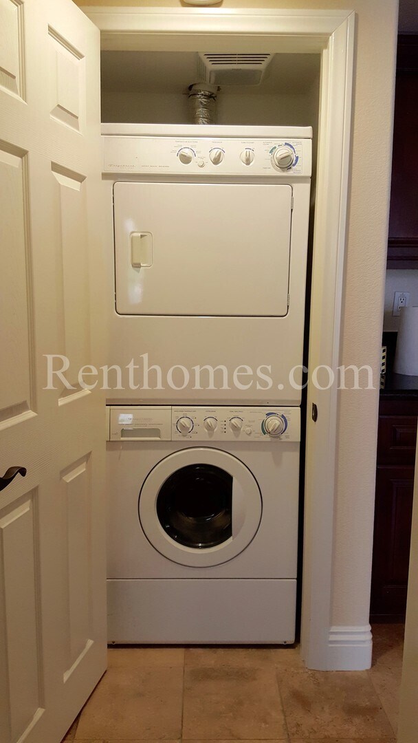 Building Photo - La Jolla / UTC, 3985 Nobel Dr #325 - Granite Counters, All Appliances, Near UCSD and the UTC Mall!