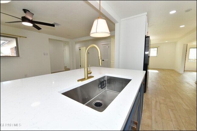 Building Photo - 3217 Wedgewood Dr