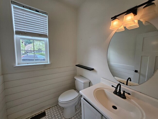 Building Photo - Modern 3 Bedroom, 2.5 Bath Home in Hillsboro with Granite Countertops and 2 Car Garage!