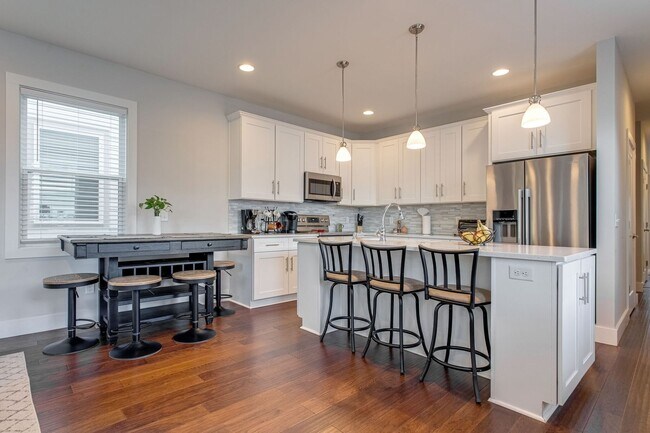 Building Photo - Available Now! 4 Bed, 3.5 Bath, Convenient...